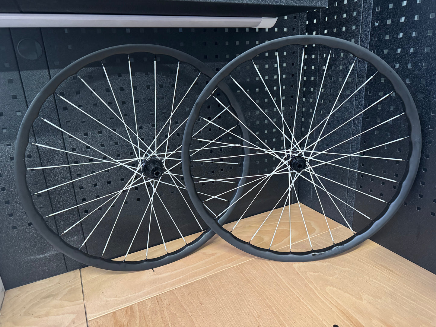 2RC GR30welle Carbo Gravel Laufradsatz 28" Hook Flange Berd Spokes