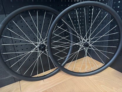 2RC GR30 Carbo Gravel Laufradsatz 28" Hook Flange Berd Spokes