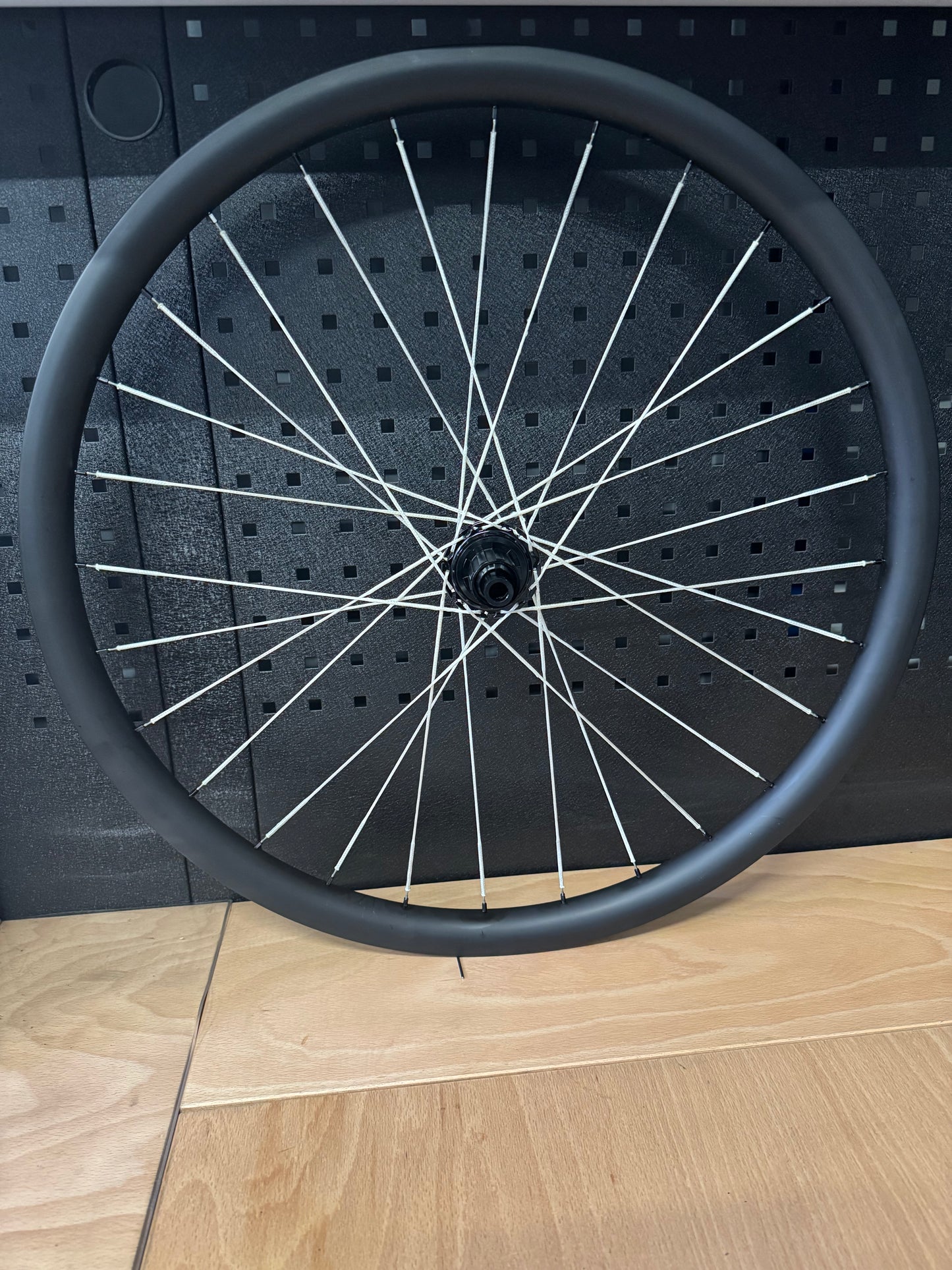 2RC GR30 Carbo Gravel Laufradsatz 28" Hook Flange Berd Spokes