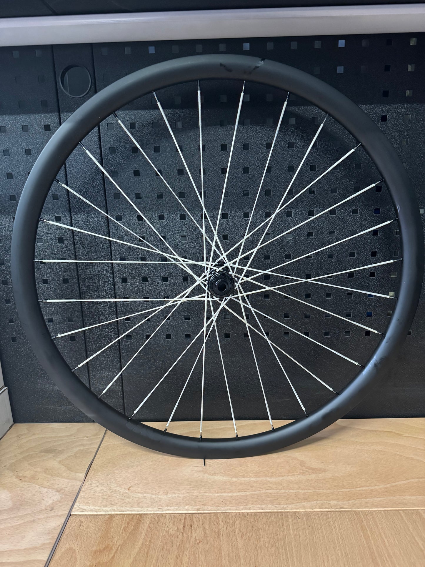 2RC GR30 Carbo Gravel Laufradsatz 28" Hook Flange Berd Spokes