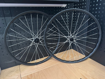 2RC GR30welle Carbo Gravel Laufradsatz 28" Hook Flange Berd Spokes